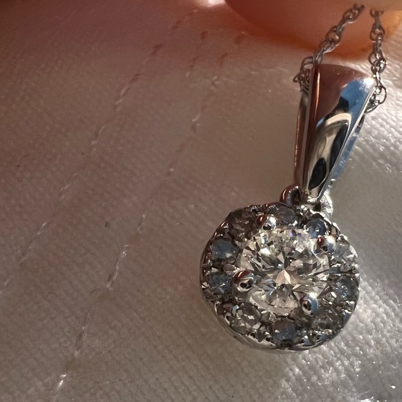 ✨Zales 1/4CT T.W Diamond Round Frame Pendant in 10K White Gold - Picture 4 of 12
